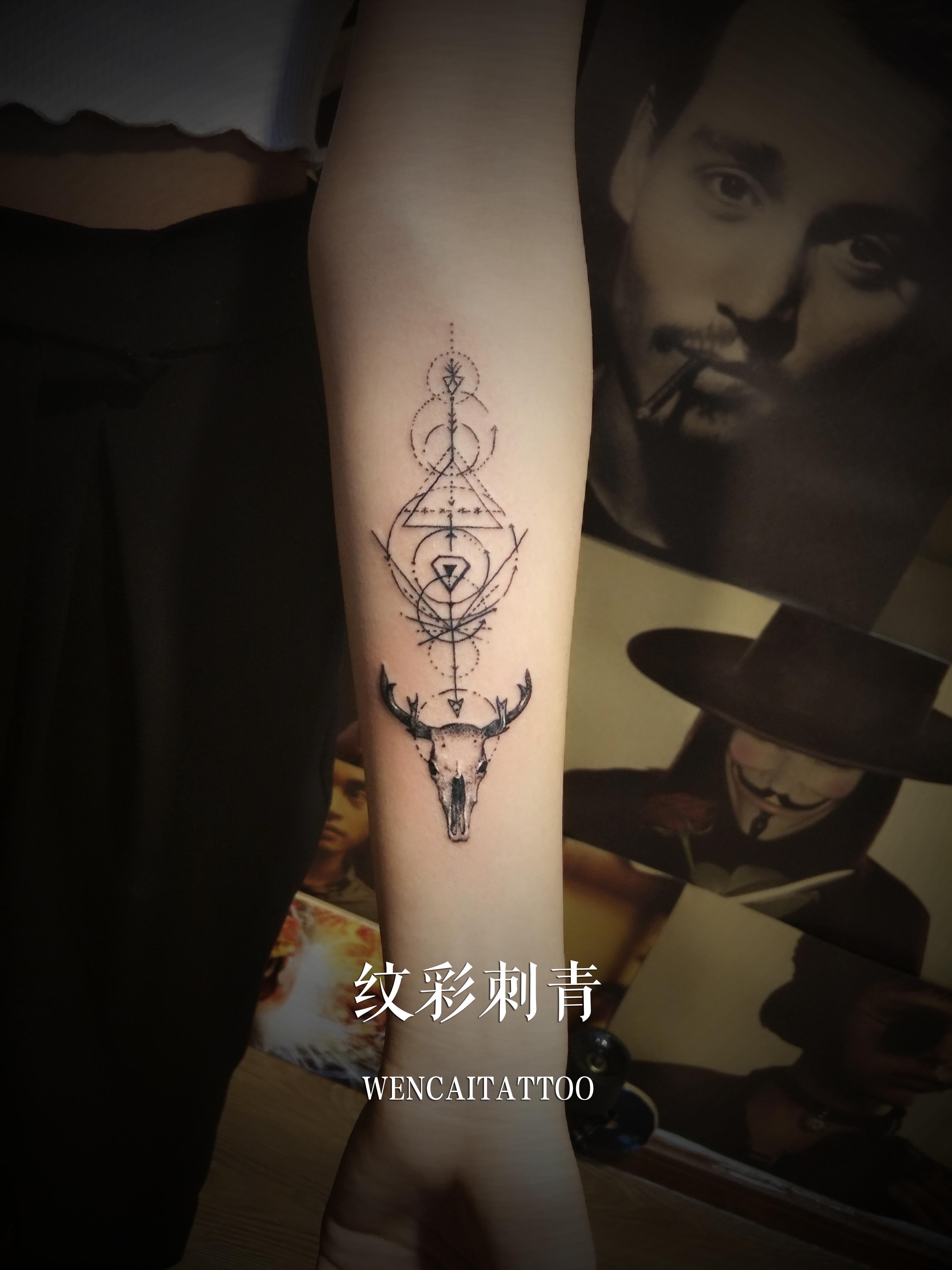 古小姐小臂上的几何牛头纹身图案