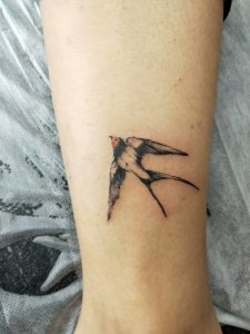 美女小腿生动精致的燕子纹身图案