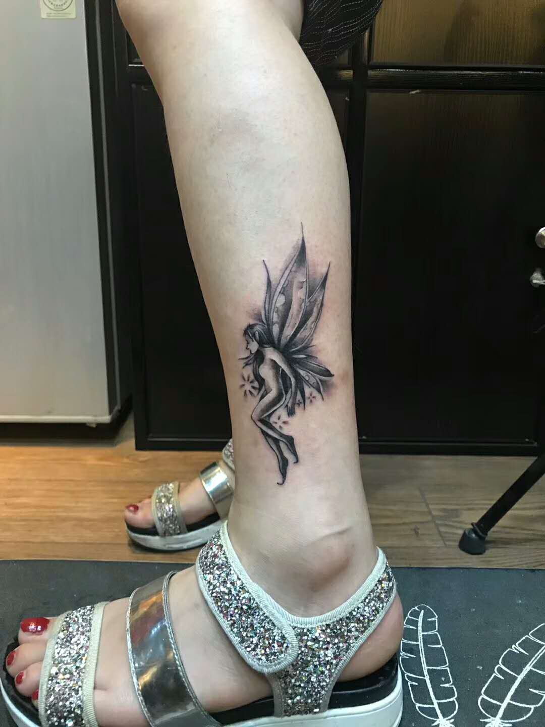 脚踝灵动唯美的蝴蝶少女纹身图案